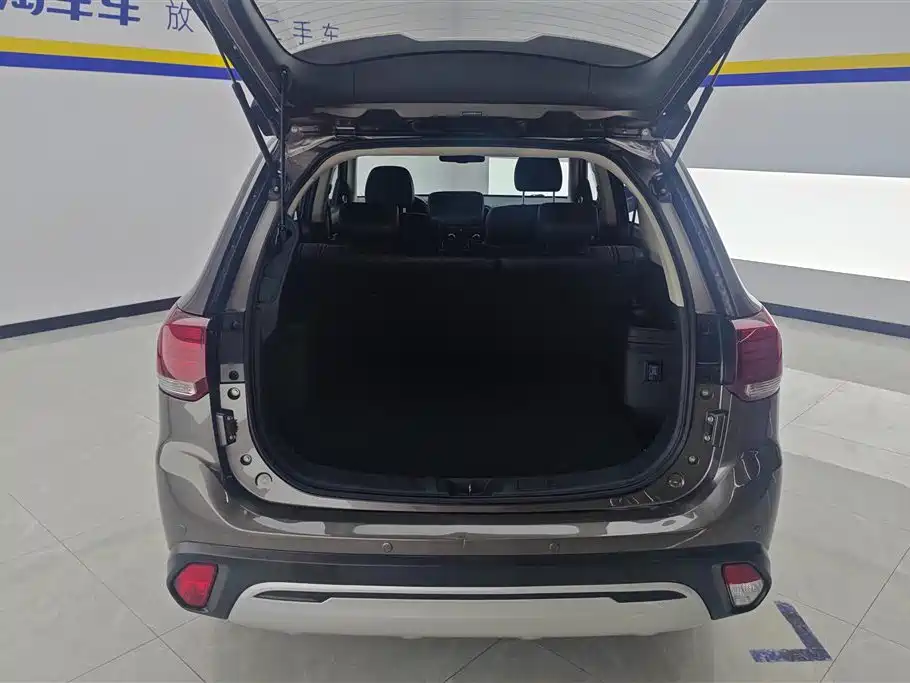 Outlander 2.4 L 4 WD Enjoyment 5-seat CN-VI
