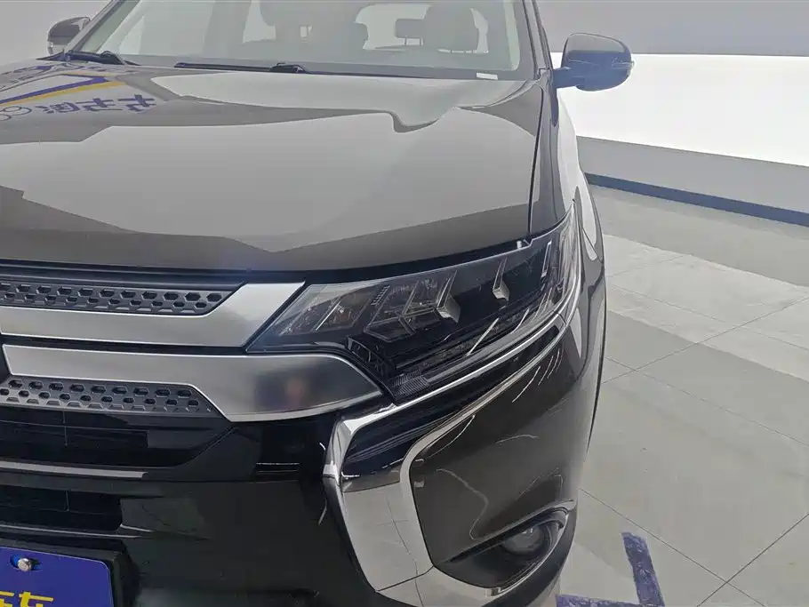 Outlander 2.4 L 4 WD Enjoyment 5-seat CN-VI