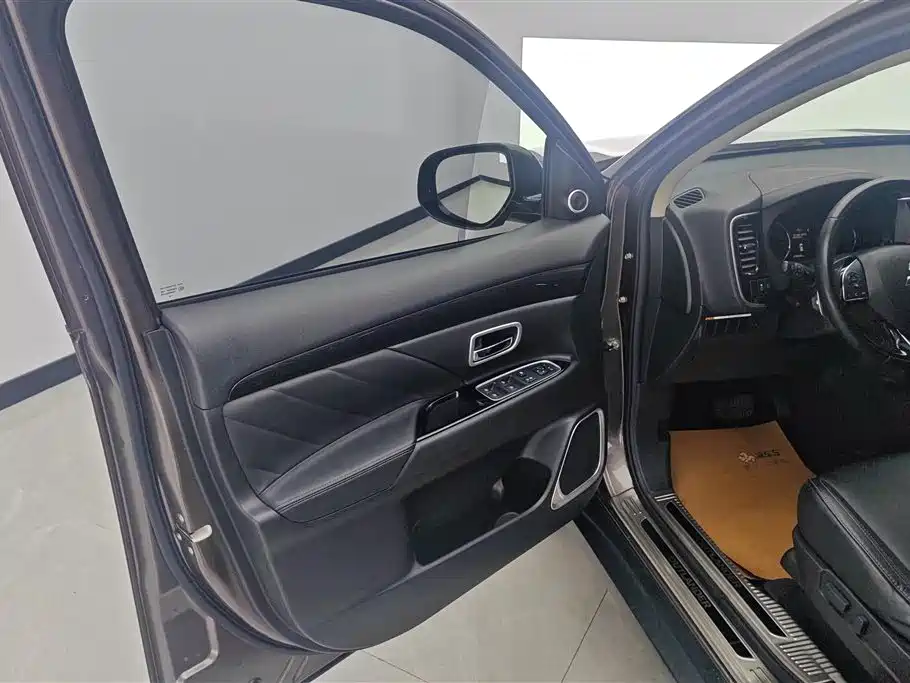 Outlander 2.4 L 4 WD Enjoyment 5-seat CN-VI
