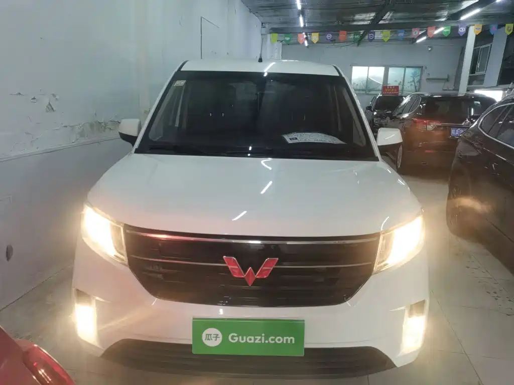 Wuling Hongguang PLUS 1.5 T Manual Comfort 7-seat