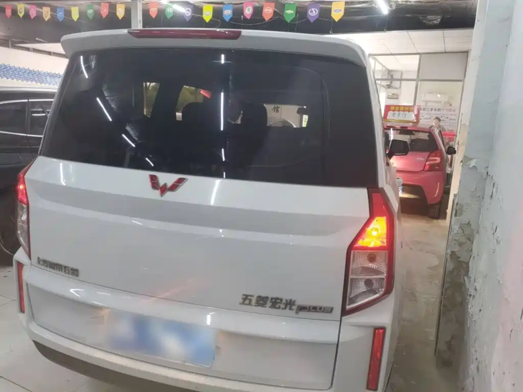 Wuling Hongguang PLUS 1.5 T Manual Comfort 7-seat