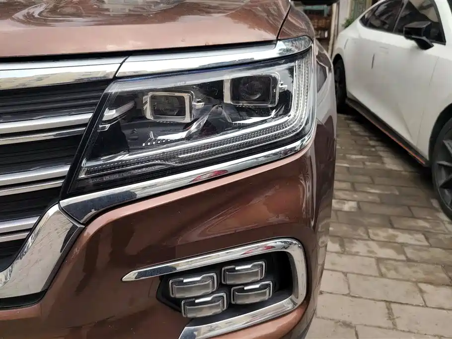 Roewe RX8 30 T Connected 4 WD Supreme