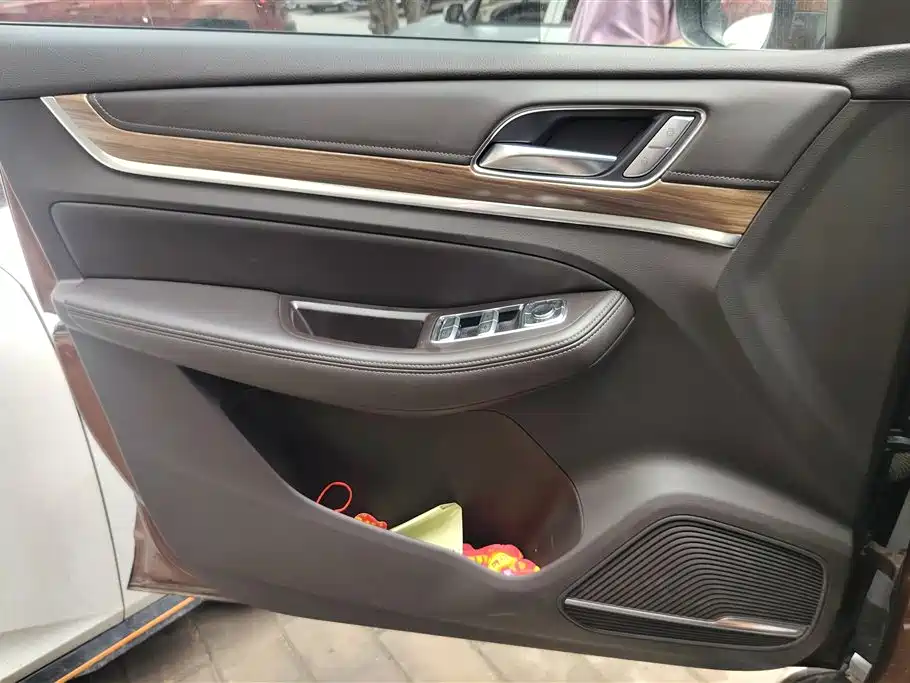 Roewe RX8 30 T Connected 4 WD Supreme