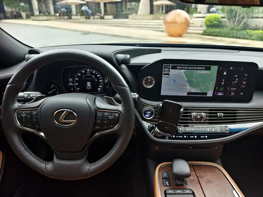 Lexus LS 500 h Outstanding