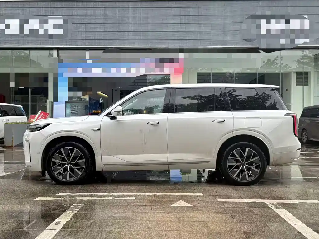 Trumpchi Xiangwang S9 Qiankun UItra 6-seat
