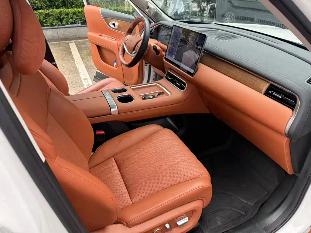 Trumpchi Xiangwang S9 Qiankun UItra 6-seat