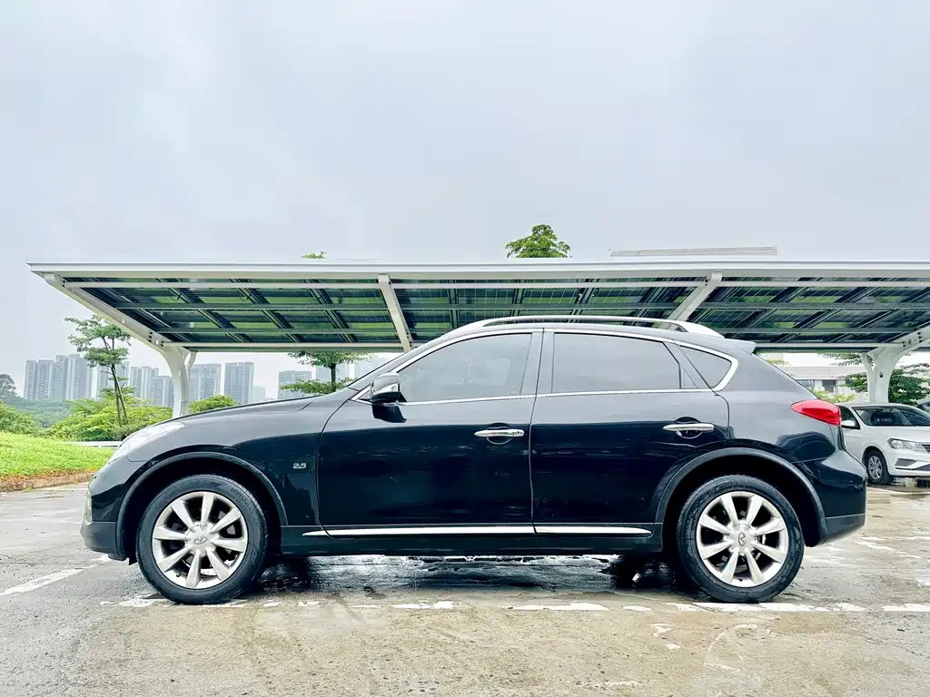 Infiniti QX50 2.5 L Joy
