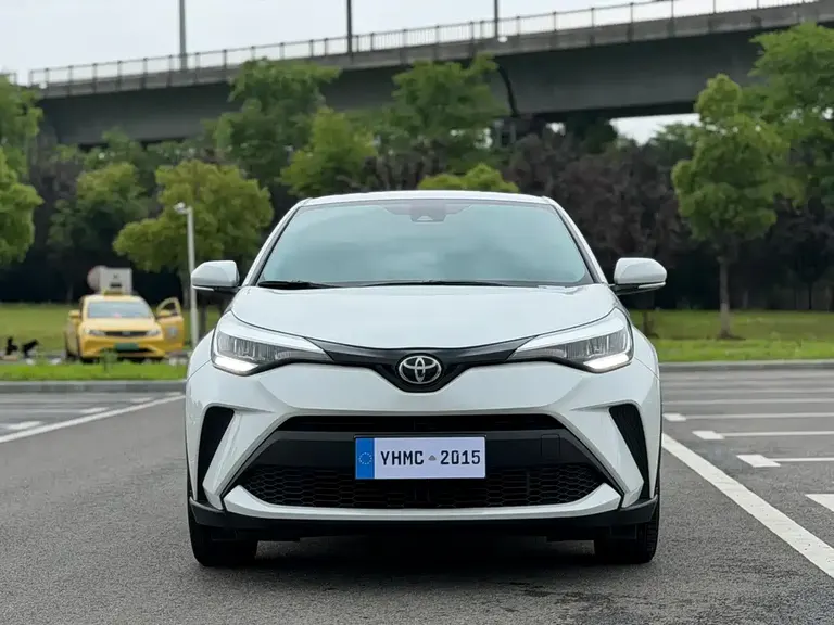 Toyota C-HR 2.0 L Leading