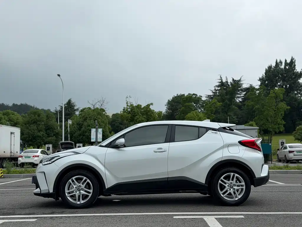 Toyota C-HR 2.0 L Leading