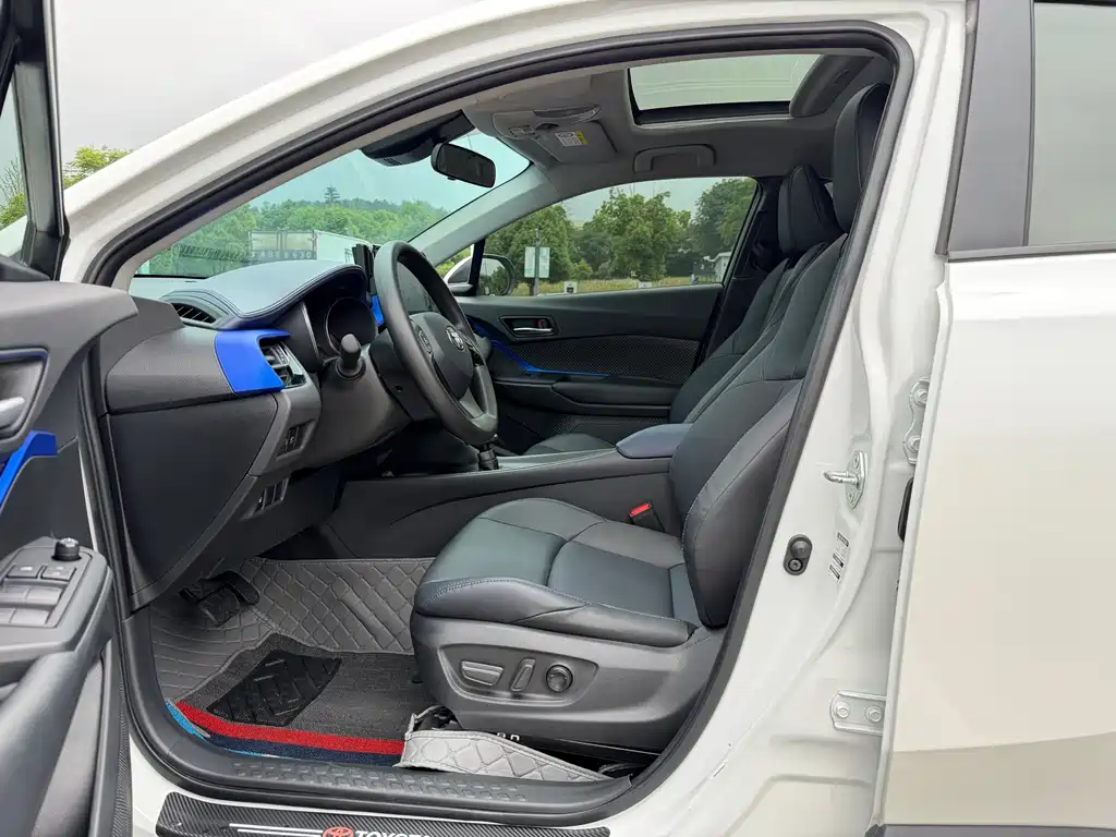 Toyota C-HR 2.0 L Leading