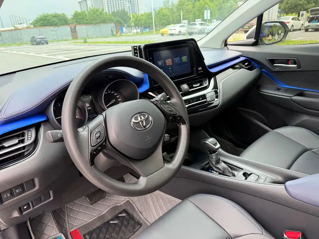 Toyota C-HR 2.0 L Leading