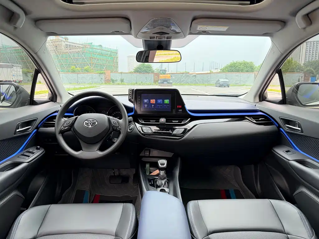 Toyota C-HR 2.0 L Leading