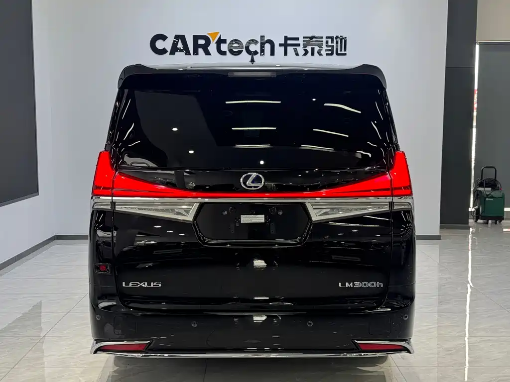 Lexus LM 300 h 4-seat Royal World