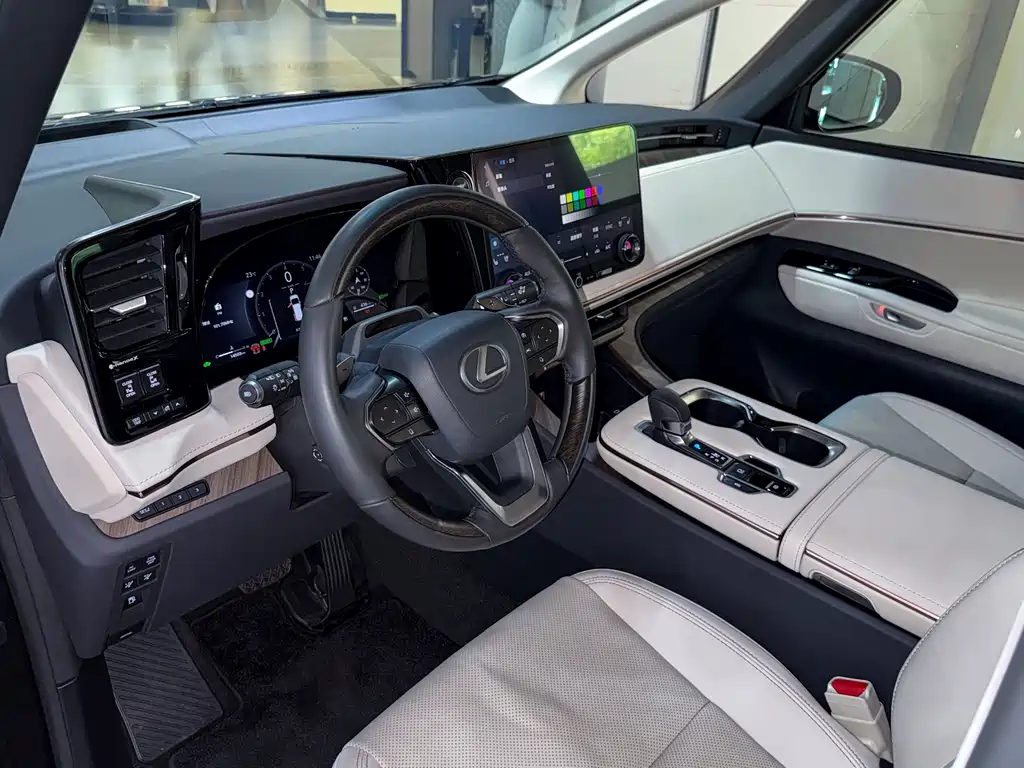 Lexus LM 500 h 6-seat Supreme
