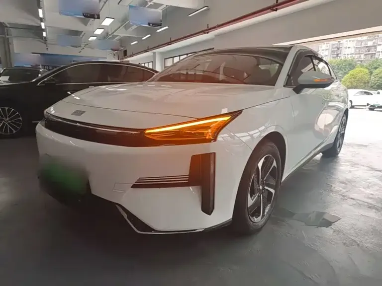 Geely Galaxy L6 125 km PLUS Dragon