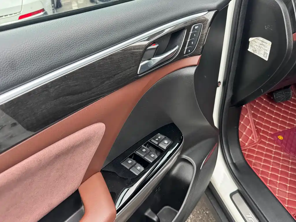 GAC Trumpchi GS8 320 T 2 WD Luxury Connected (7-seat)