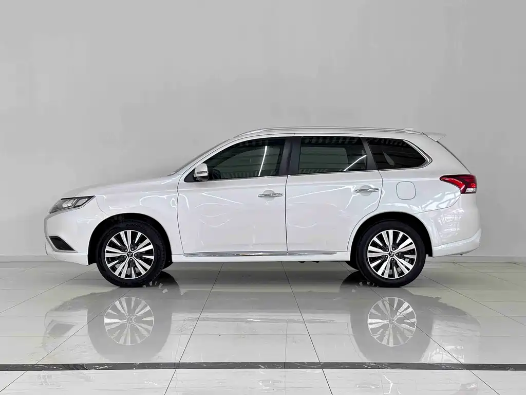 Outlander 2.4 L 4 WD Enjoyment 7-seat