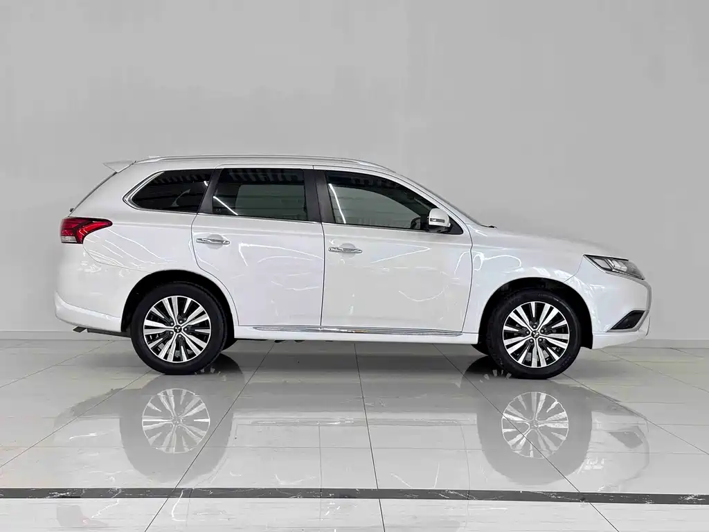 Outlander 2.4 L 4 WD Enjoyment 7-seat