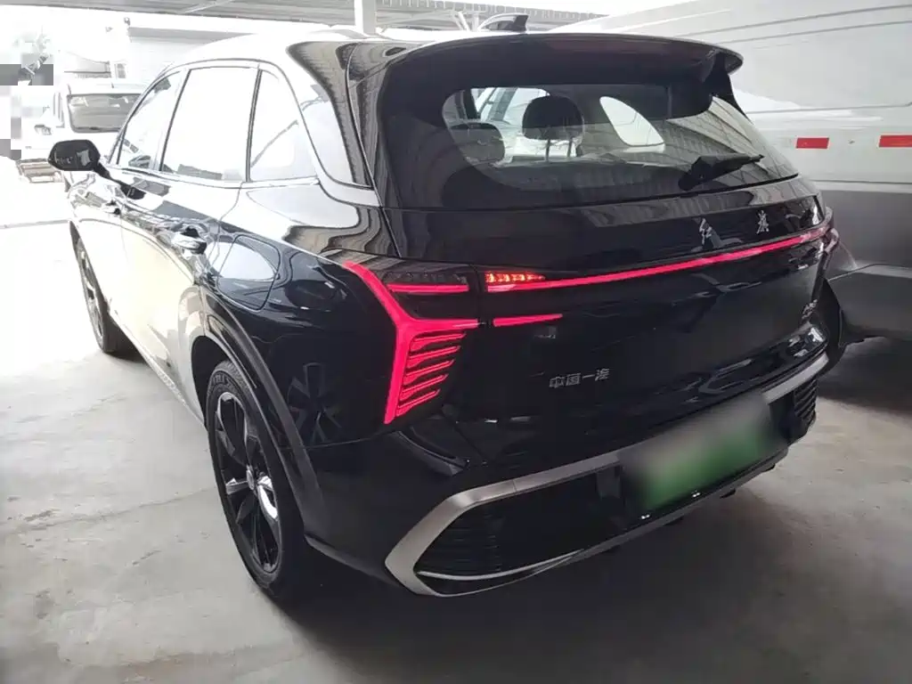 Hongqi HS3 PHEV 117 km Power Action