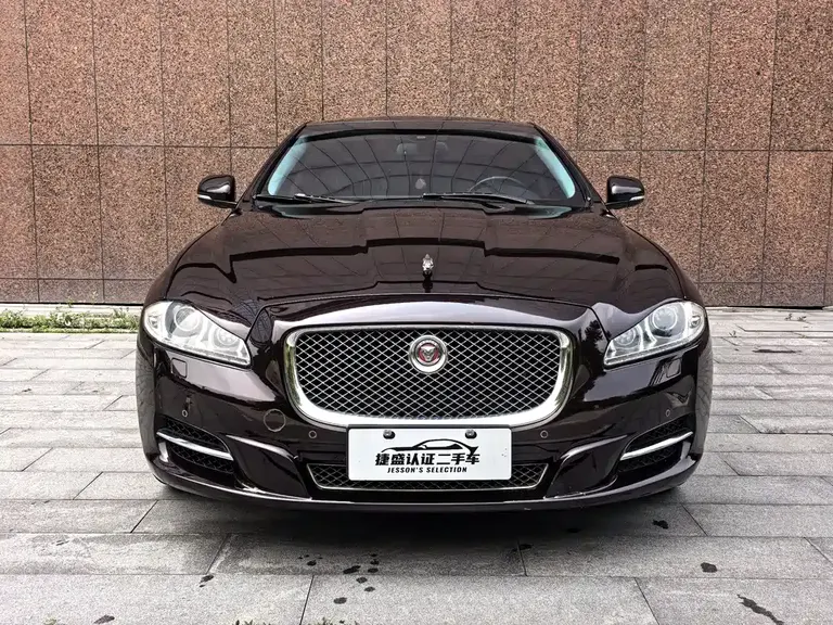 Jaguar XJ XJL 2.0 T 2 WD Graceful Business