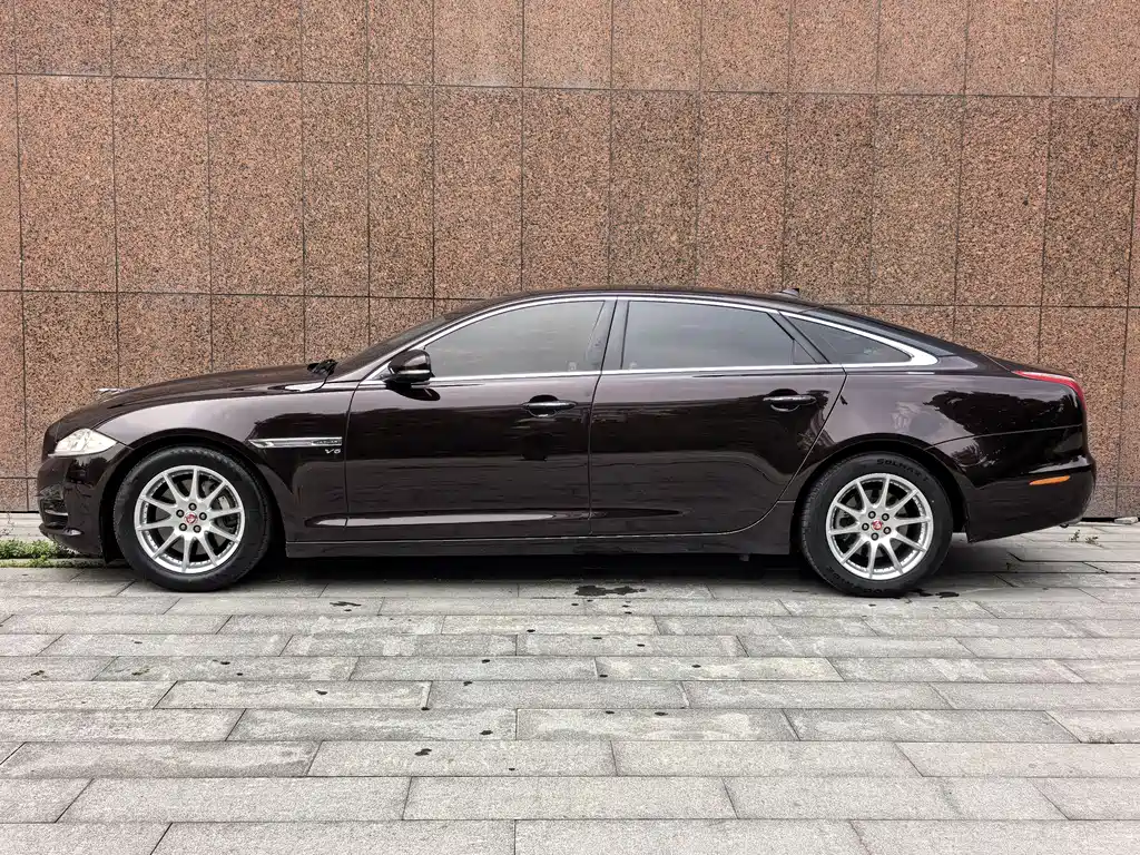 Jaguar XJ XJL 2.0 T 2 WD Graceful Business