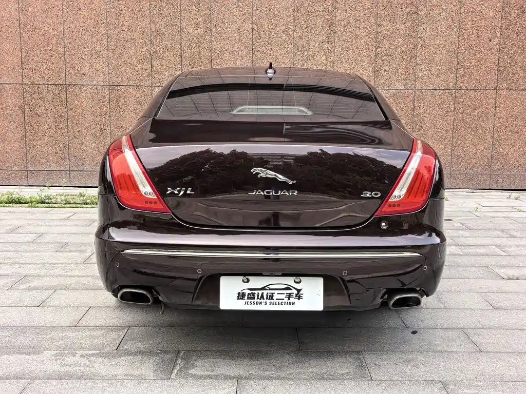 Jaguar XJ XJL 2.0 T 2 WD Graceful Business