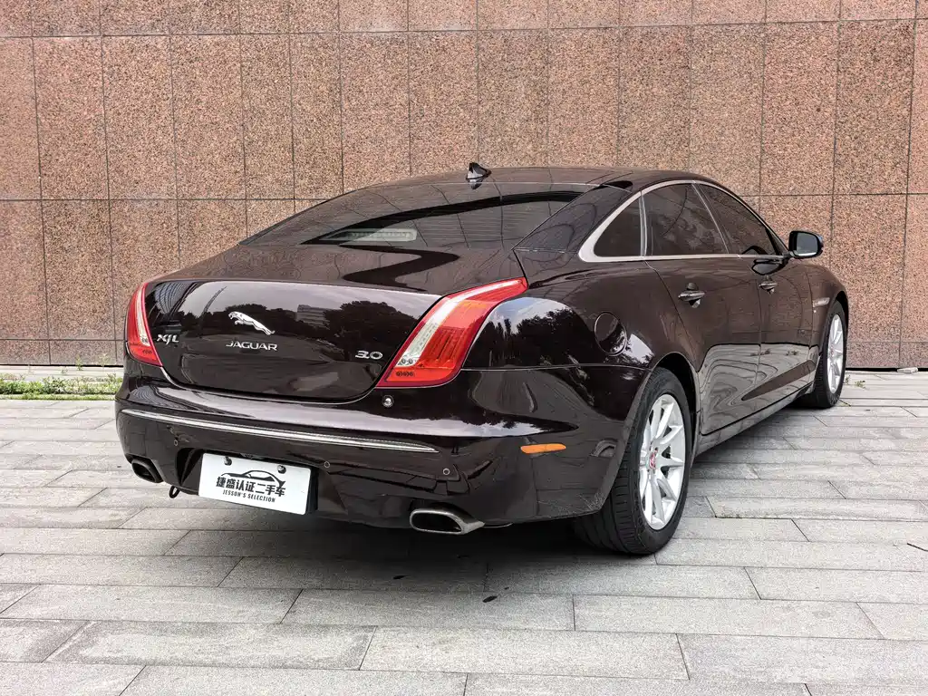 Jaguar XJ XJL 2.0 T 2 WD Graceful Business