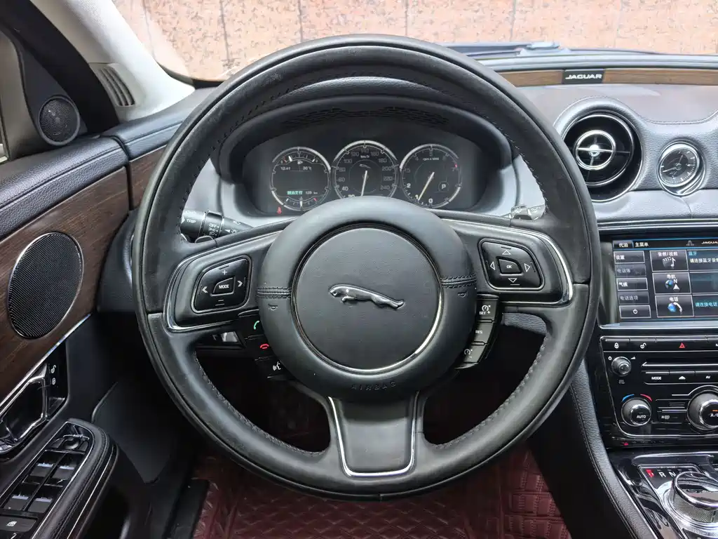 Jaguar XJ XJL 2.0 T 2 WD Graceful Business