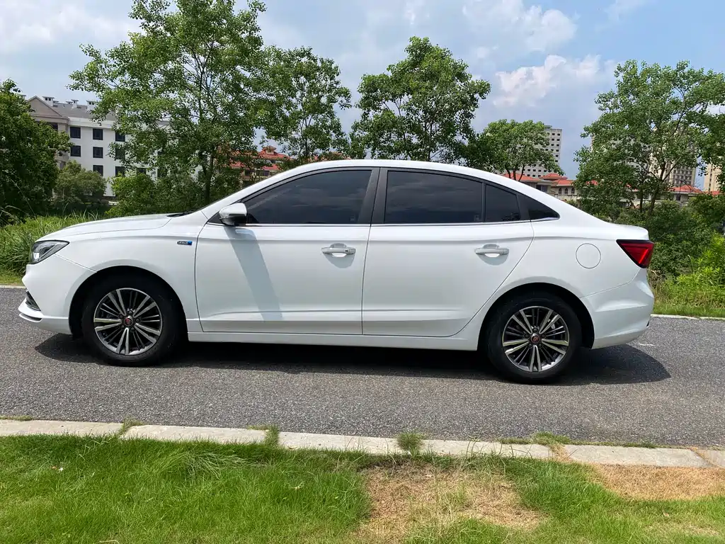 Roewe i5 1.5 L Auto 4 G Connected Bright Grand