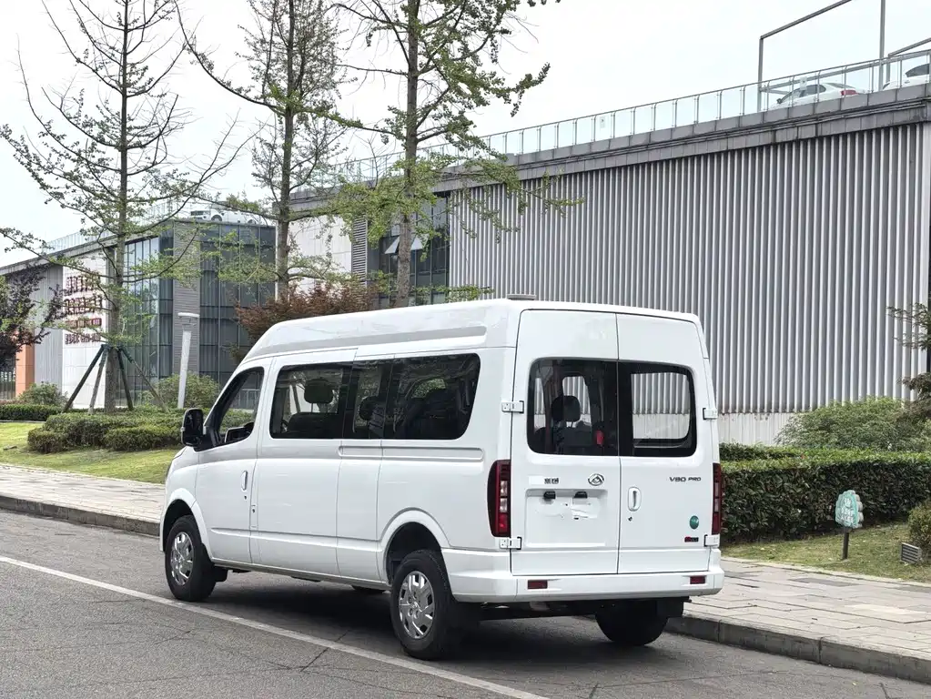 Xintu V80 新途V80 2025款 PRO傲运通 2.0 T AMT长轴中顶 6/7/8/9座