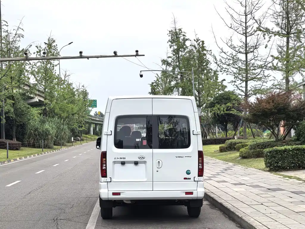 Xintu V80 新途V80 2025款 PRO傲运通 2.0 T AMT长轴中顶 6/7/8/9座