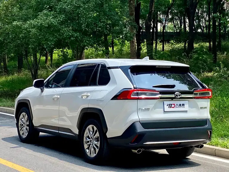 Toyota Wildlander 2.0 L CVT 2 WD Luxury PLUS