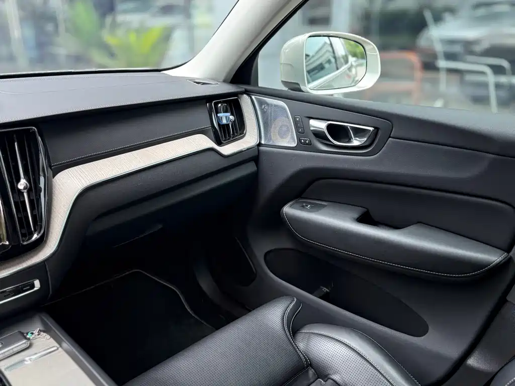 Volvo XC60 PHEV 沃尔沃XC60插电式混动 2019款 T8 E驱混动 智尊豪华版 国VI