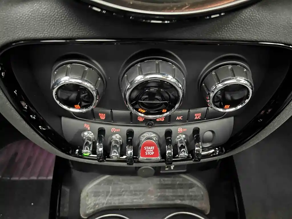 MINI CLUBMAN 1.5 T COOPER Connoisseur
