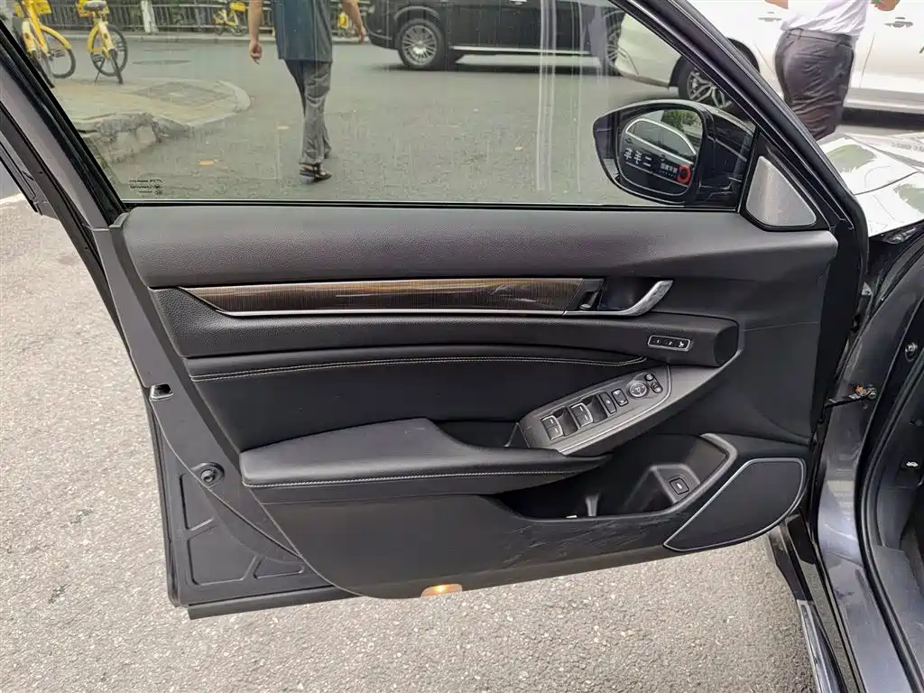 Accord Sharp· Hybrid 2.0 L Phantom Night · Sharp Smart