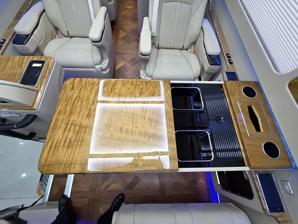 Hongqi Jinkuihua Guoyue 3.0 T Flagship 17-seat