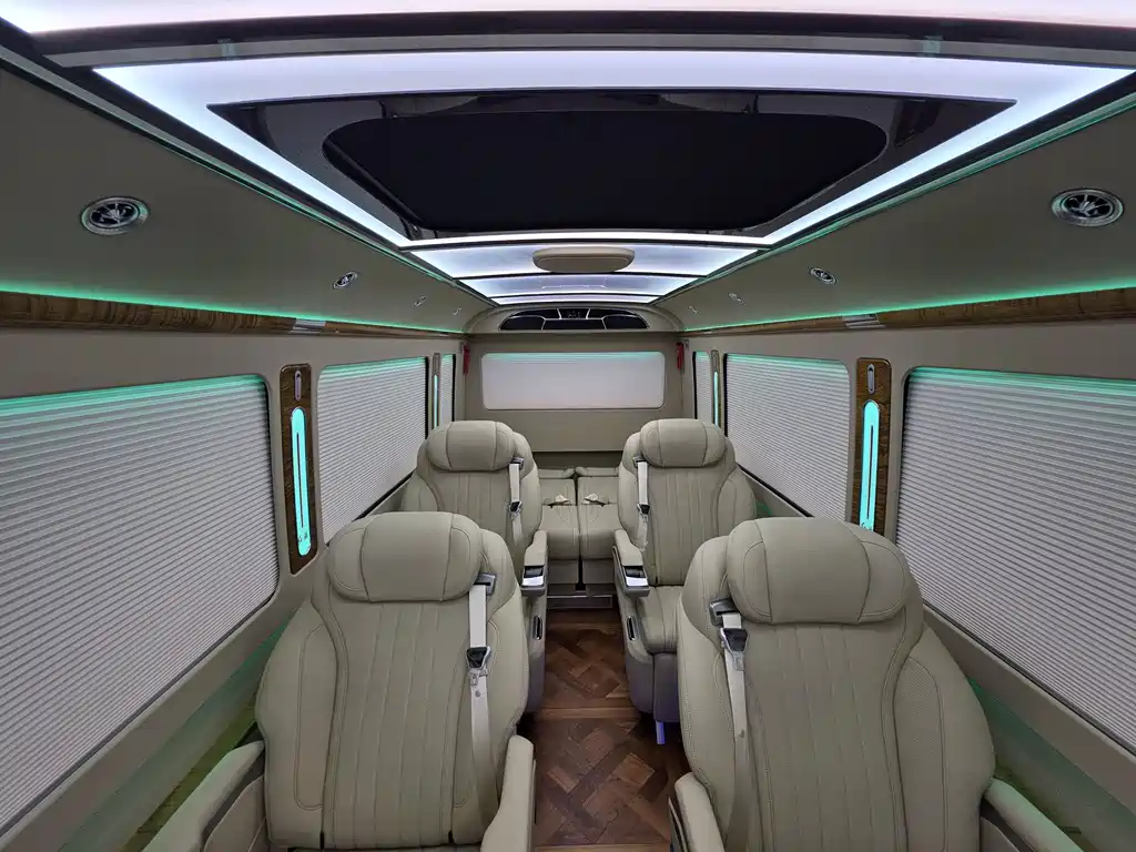 Hongqi Jinkuihua Guoyue 3.0 T Flagship 17-seat