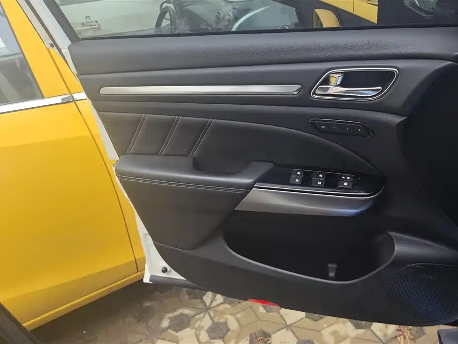 GAC Trumpchi GS8 390 T 2 WD Luxury Connected (7-seat)
