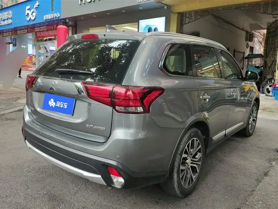 Outlander 2.4 L 4 WD Elite 5-seat