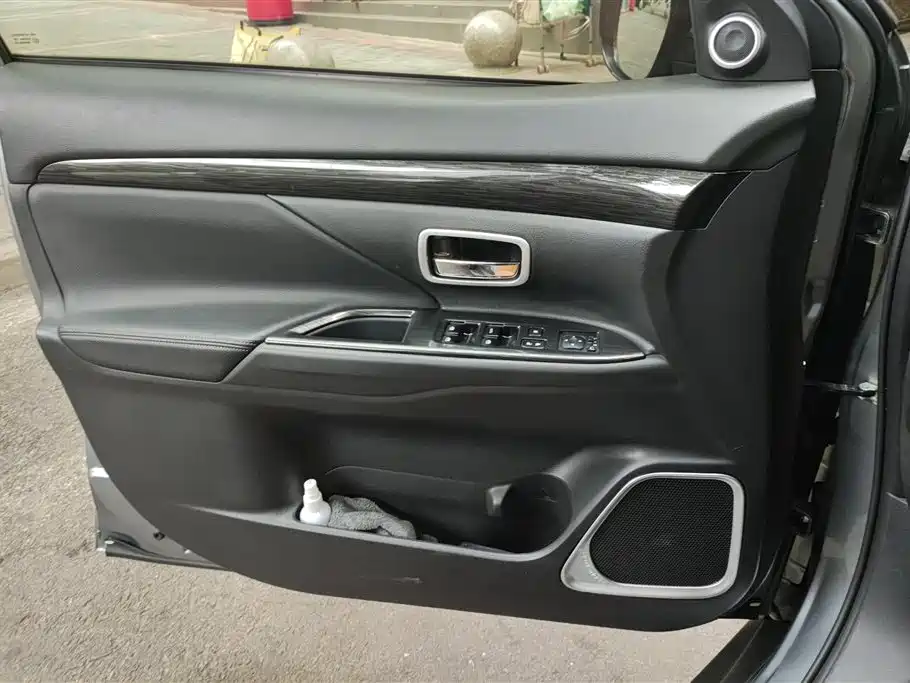 Outlander 2.4 L 4 WD Elite 5-seat