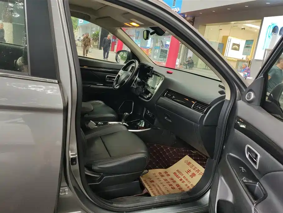 Outlander 2.4 L 4 WD Elite 5-seat