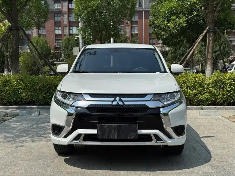 Mitsubishi Outlander Facelift 2.0 L 2 WD Smooth Travel 5-seat