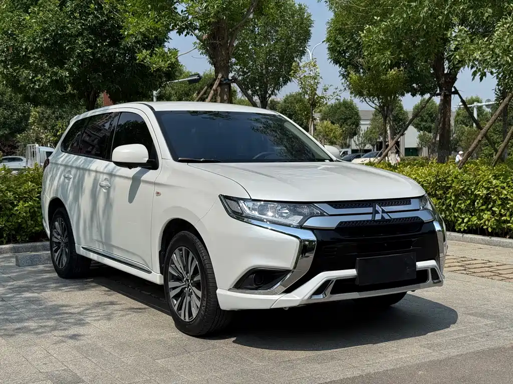 Outlander Facelift 2.0 L 2 WD Smooth Travel 5-seat