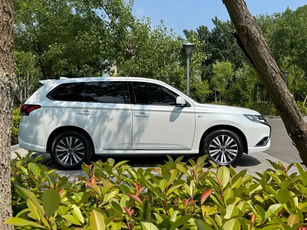 Outlander Facelift 2.0 L 2 WD Smooth Travel 5-seat