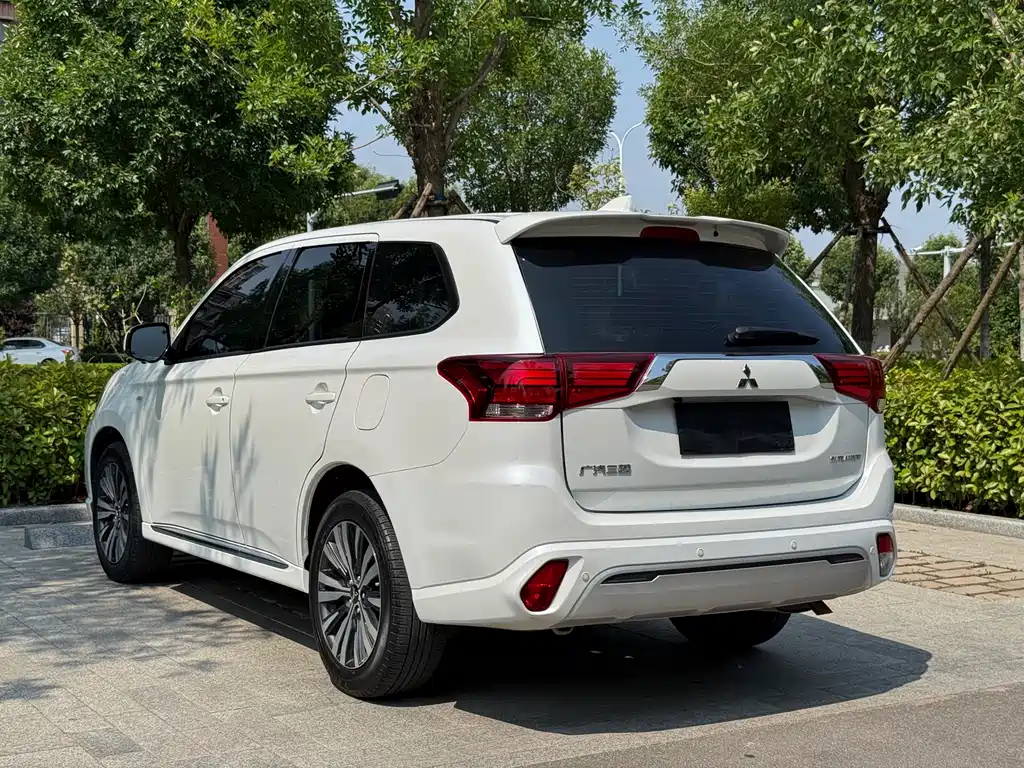 Outlander Facelift 2.0 L 2 WD Smooth Travel 5-seat