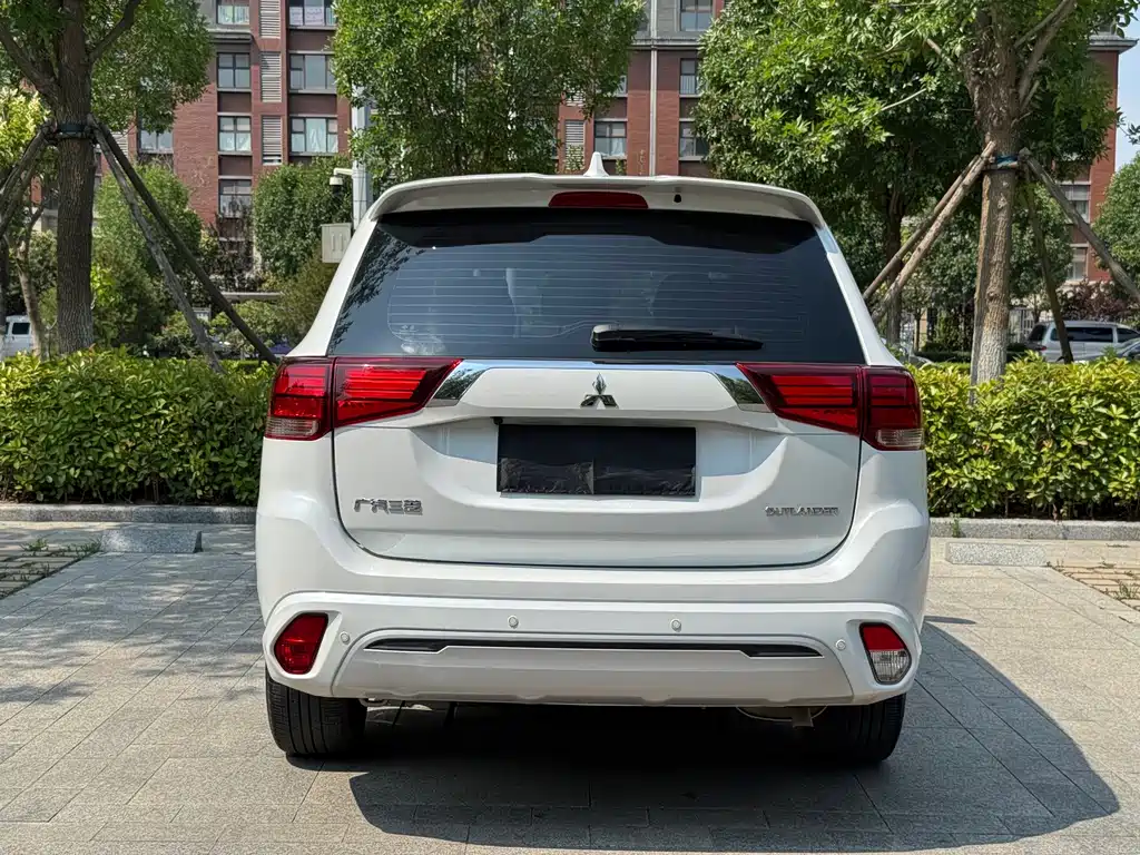 Outlander Facelift 2.0 L 2 WD Smooth Travel 5-seat