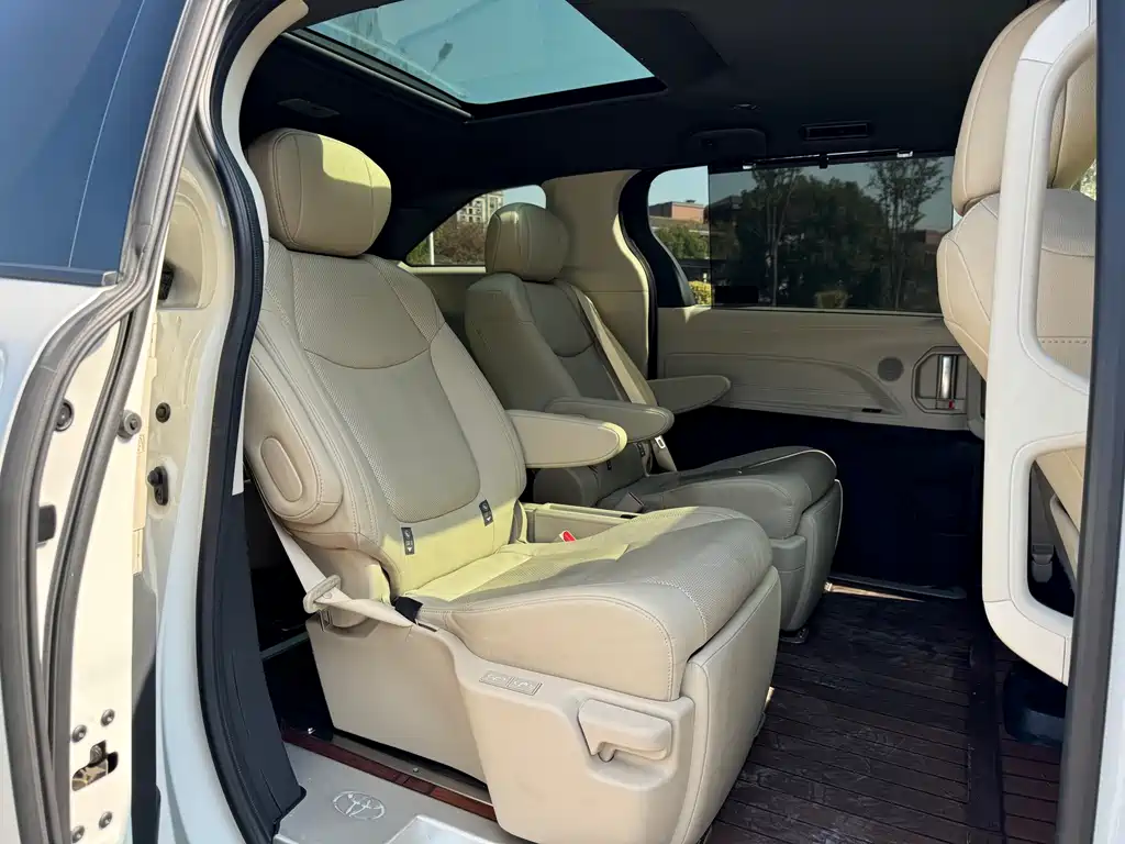 Granvia 2.5 L Hybrid Noble