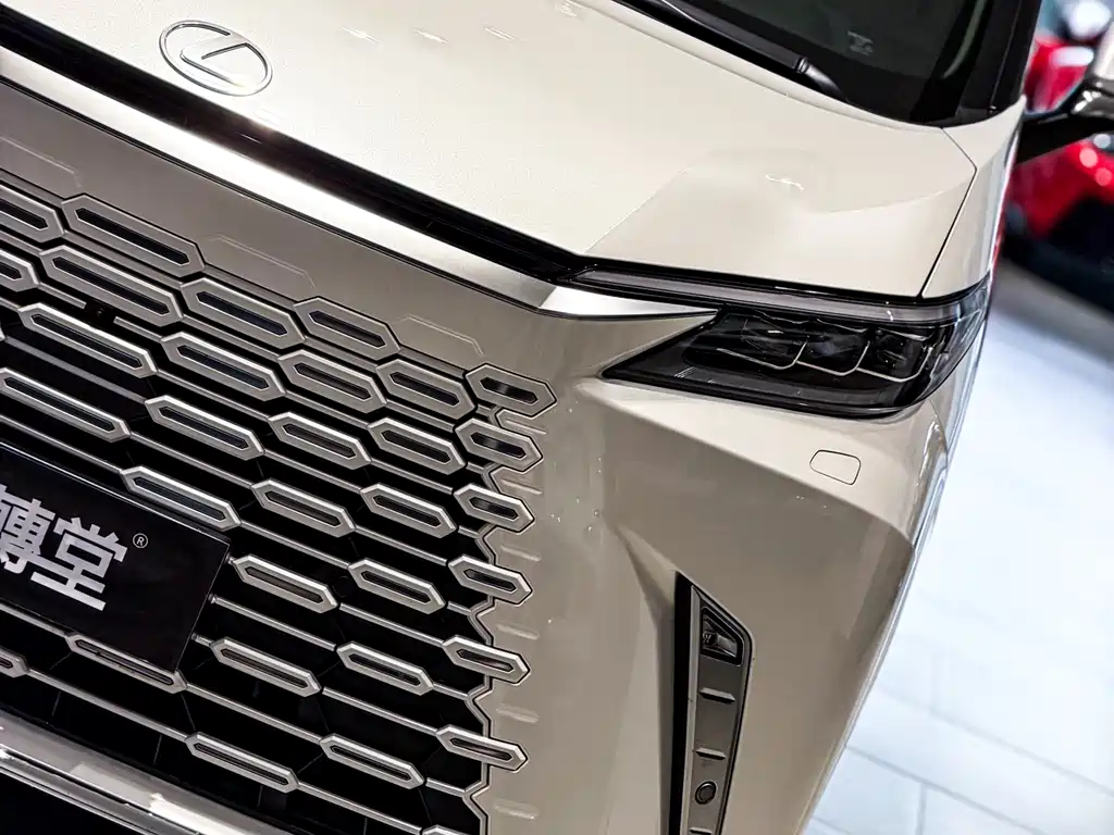 Lexus LM 500 h 6-seat Supreme