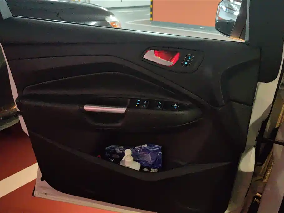 Kuga EcoBoost 180 2 WD Grand Wing