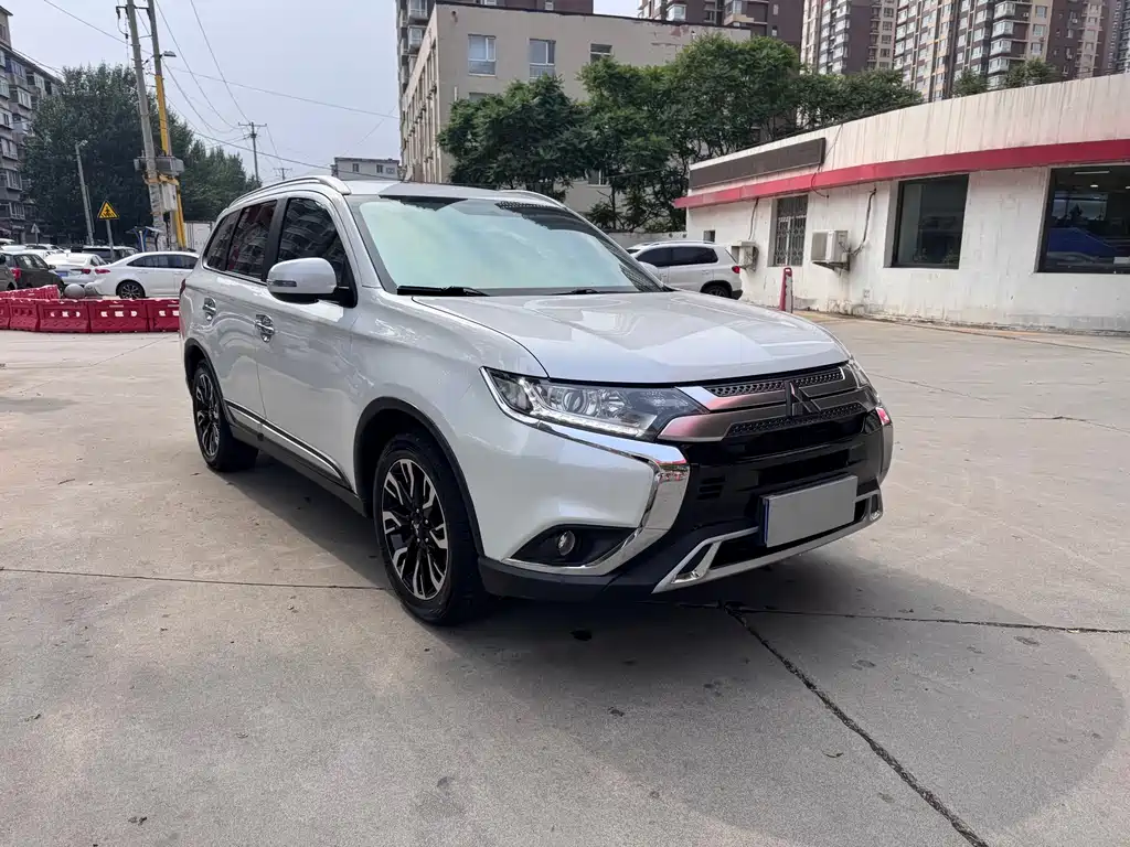 Outlander 2.0 L 2 WD Smooth Enjoyment 7-seat CN-VI